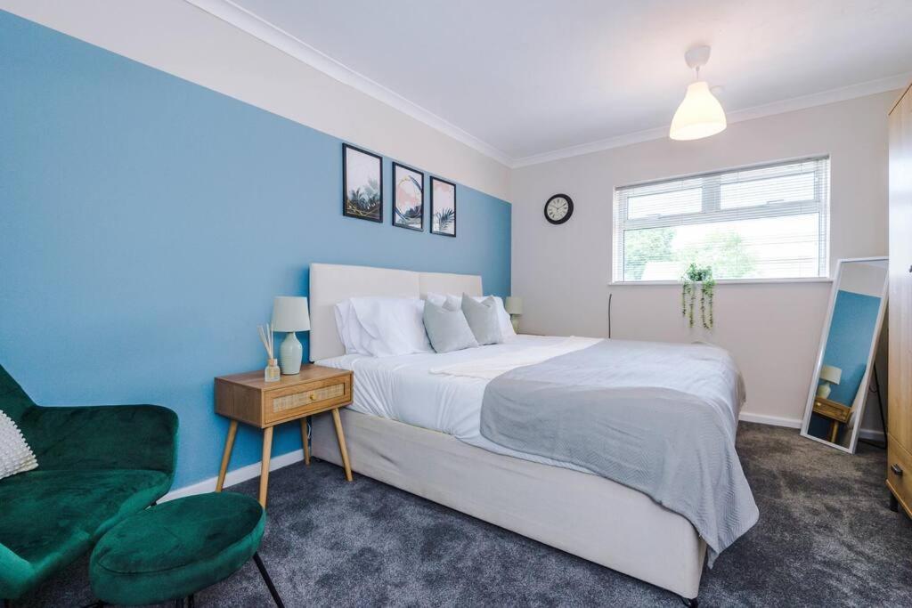 Cheerful 3 Bedroom Home With Parking Near Chester Saughall Exterior photo