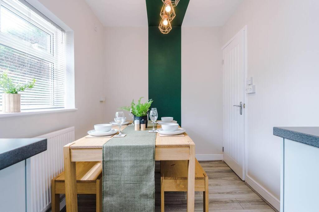 Cheerful 3 Bedroom Home With Parking Near Chester Saughall Exterior photo