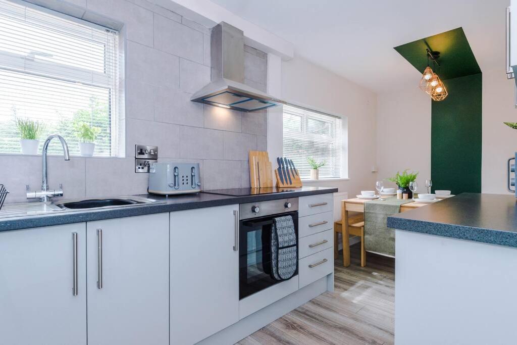 Cheerful 3 Bedroom Home With Parking Near Chester Saughall Exterior photo