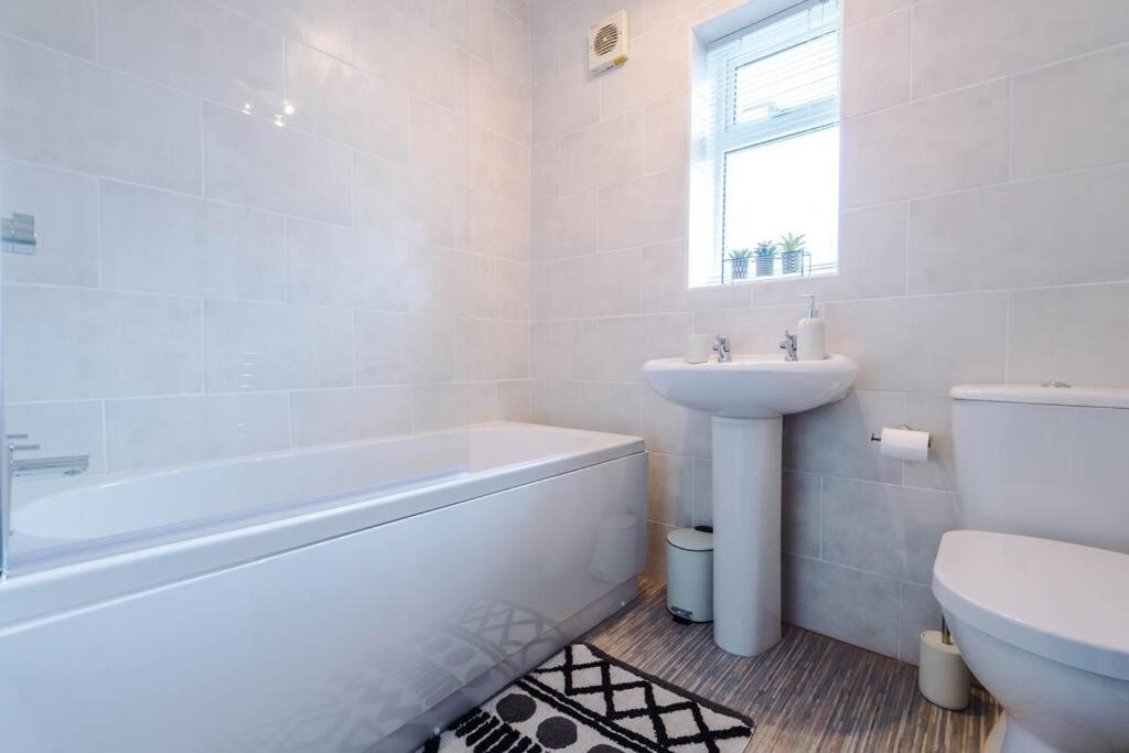 Cheerful 3 Bedroom Home With Parking Near Chester Saughall Exterior photo