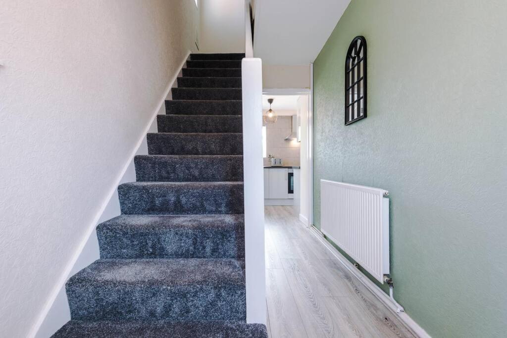 Cheerful 3 Bedroom Home With Parking Near Chester Saughall Exterior photo