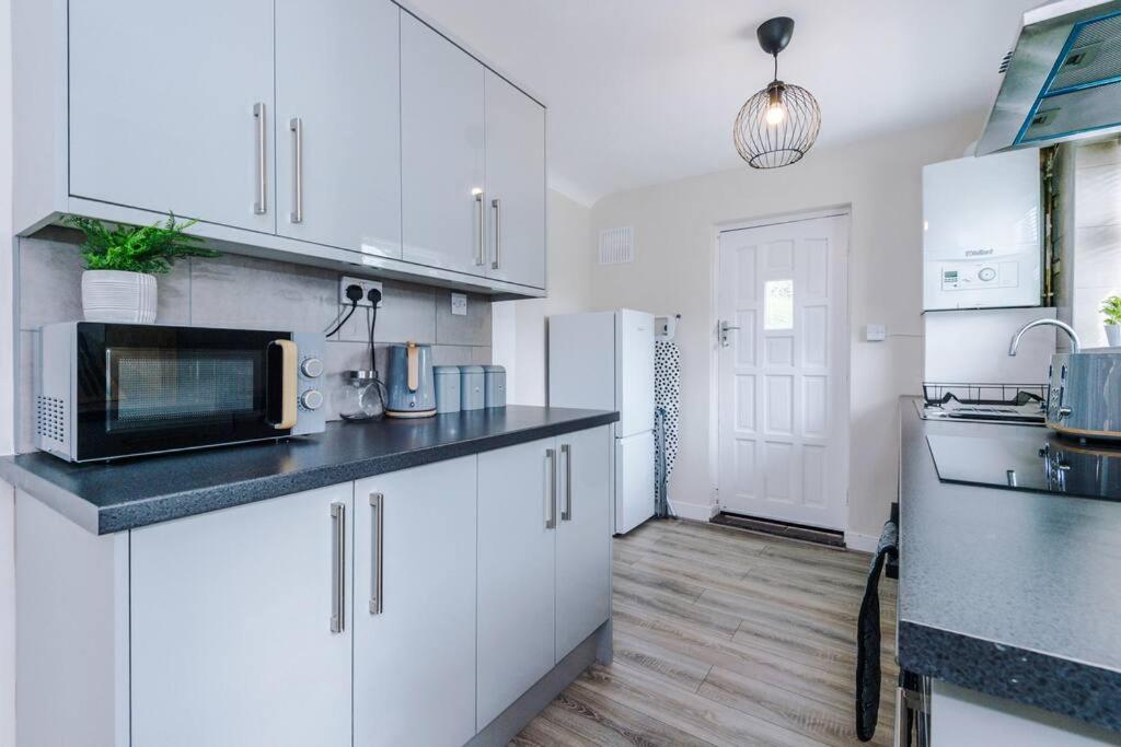 Cheerful 3 Bedroom Home With Parking Near Chester Saughall Exterior photo