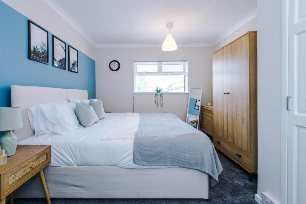 Cheerful 3 Bedroom Home With Parking Near Chester Saughall Exterior photo