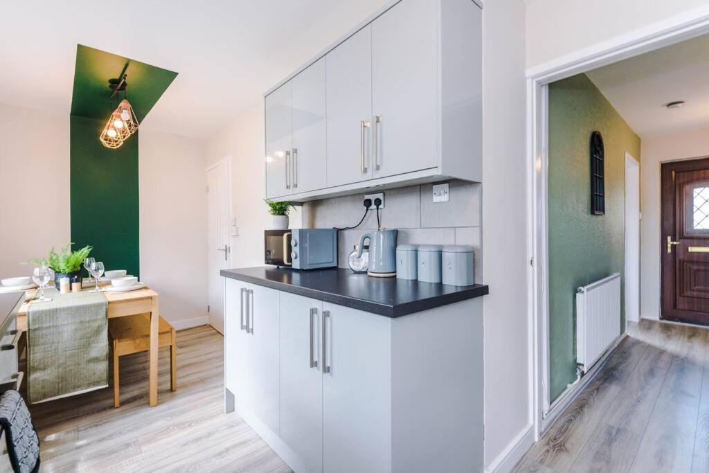 Cheerful 3 Bedroom Home With Parking Near Chester Saughall Exterior photo